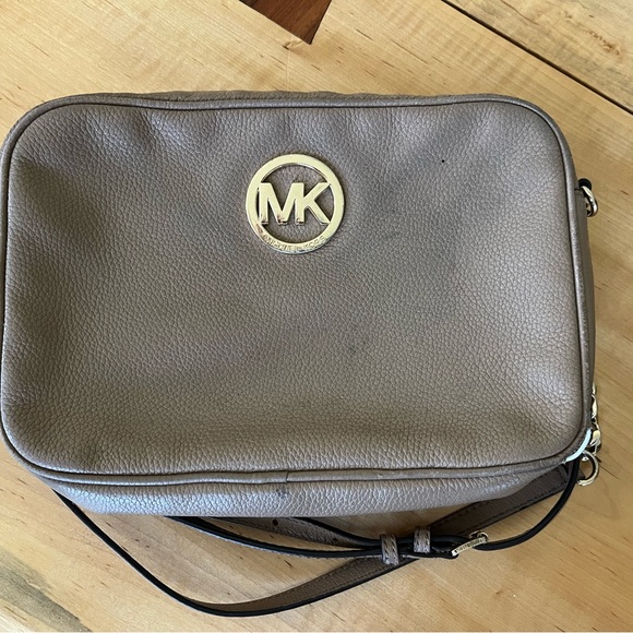 Michael Kors brown/tan cross body sling bag with chain Adjustable strap. - Picture 6 of 7